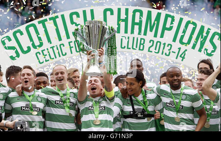 Fußball - Scottish Premiership - Celtic / Dundee United - Celtic Park. Scott Brown von Celtic hebt die Trophäe mit Teamkollegen nach dem Spiel der schottischen Premiership im Celtic Park, Glasgow, an. Stockfoto