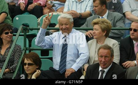 Der ehemalige russische Präsident Boris Yeltsin beobachtet die Aktion auf dem zweiten Platz zwischen seinen Landsleute Dmitri Tursunov und Marat Safin bei den Lawn Tennis Championships in Wimbledon, London. Stockfoto