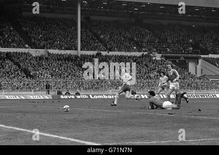 David Peach (links) dreht Nottingham Forest Torwart Peter Shilton (am Boden), um Southampton in der 16. Minute des Football League Cup Finales in Wembley die Führung zu geben. Stockfoto