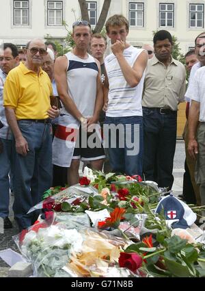 Fußballfans, Brunner und Trauernde legen Blumen an einem Schrein auf dem Rossio-Platz in Lissabon für Stephen Smith, 28, aus Wolverhampton, der während der Feierlichkeiten nach dem Euro-2004-Sieg über Kroatien erstochen wurde. Ukrainische Taschendieb Vadym Abramov, 31, wurde verhaftet und erschien heute vor Gericht. Die Tragödie ereignete sich um 3.30 Uhr in der Rua Augusta, gleich neben dem Rossio-Hauptplatz der portugiesischen Hauptstadt. Stockfoto