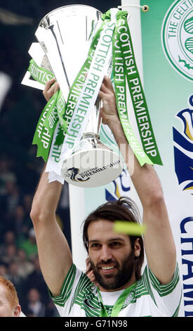 Georgios Samaras von Celtic hebt den SPFL Premiership League Cup nach dem schottischen Premiership-Spiel in Celtic Park, Glasgow, an. Stockfoto