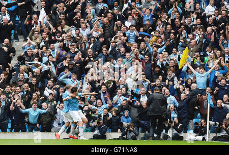 Samir Nasri (Mitte) von Manchester City feiert, nachdem er das erste Tor seines Spielers während des Barclays Premier League-Spiels im Etihad Stadium, Manchester, erzielt hat. Stockfoto