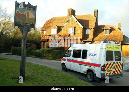 Die Polizei übergibt Flugblätter im Dorf Furneaux Pelham, Hertfordshire, in denen sie von einer öffentlichen Versammlung nach der Ermordung von LT-Oberst Robert Workman am Mittwoch, dem 7. Januar 2004, berichtet. Stockfoto