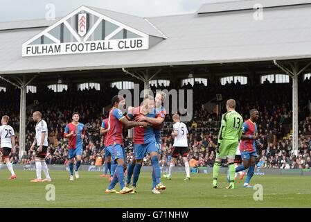 Fußball - Barclays Premier League - Fulham gegen Crystal Palace - Craven Cottage. Dwight Gayle (Mitte) von Crystal Palace feiert mit seinen Teamkollegen ihr zweites Tor des Spiels Stockfoto