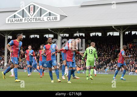 Dwight Gayle (Mitte) von Crystal Palace feiert sein zweites Tor Des Spiels mit Teamkollegen Stockfoto