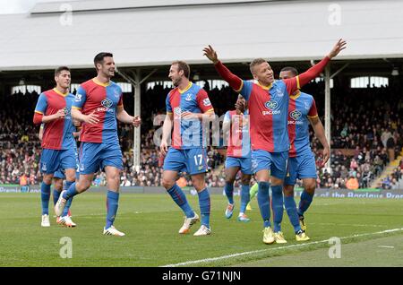 Dwight Gayle (rechts) von Crystal Palace feiert mit Teamkollegen ihr zweites Tor des Spiels Stockfoto