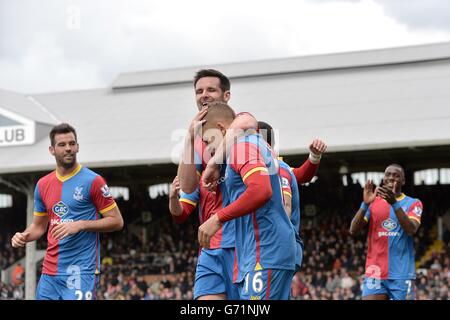 Fußball - Barclays Premier League - Fulham gegen Crystal Palace - Craven Cottage. Dwight Gayle von Crystal Palace (Mitte rechts) feiert mit seinen Teamkollegen das zweite Tor des Spiels Stockfoto