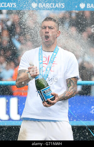 Fußball - Barclays Premier League - Manchester City / West Ham United - Etihad Stadium. Aleksandar Kolarov von Manchester City feiert den Gewinn der Barclays Premier League Stockfoto