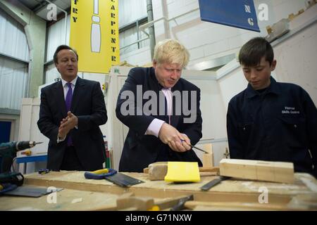 Premierminister David Cameron und der Bürgermeister von London, Boris Johnson, treffen sich bei einem Besuch im Harrow Skills Center mit Auszubildenden und Studenten, während sie gemeinsam auf den Wahlkampfweg gingen. Stockfoto