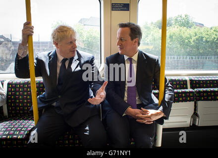 Der Bürgermeister von London, Boris Johnson, und Premierminister David Cameron sitzen in einem U-Bahn-Zug auf dem Weg nach Westminster, nachdem sie das Harrow Skills Center besucht und lokale Einkäufer im Stadtzentrum von Harrow treffen, während sie gemeinsam auf den Wahlkampfweg gingen. Stockfoto