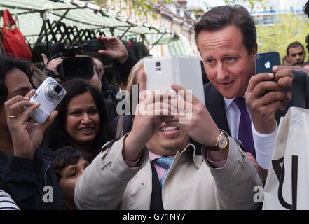 Premierminister David Cameron tritt zu einem „Selfie“ ein, als er im Stadtzentrum von Harrow mit den Einheimischen zusammentreffen wird, während er mit dem Bürgermeister von London, Boris Johnson, auf den Wahlkampfweg ging. Stockfoto