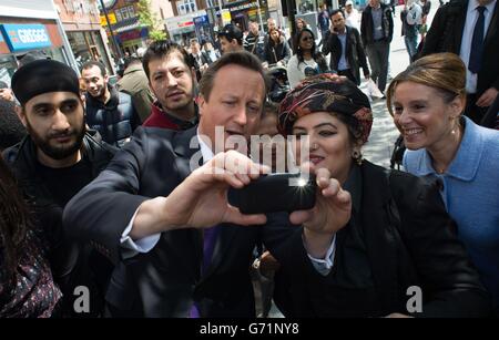 Premierminister David Cameron macht ein "Selfie", als er im Stadtzentrum von Harrow mit dem Bürgermeister von London, Boris Johnson, auf den Wahlkampfweg ging. Stockfoto