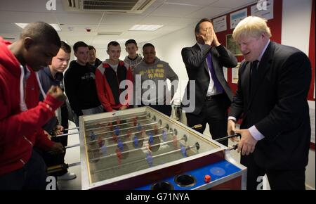 Premierminister David Cameron und der Bürgermeister von London Boris Johnson spielen ein Tischfußballspiel gegen Lehrlinge und Studenten während eines Besuchs im Harrow Skills Center, während sie gemeinsam auf den Wahlkampfweg gingen. Stockfoto