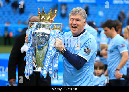 Fußball - Barclays Premier League - Manchester City / West Ham United - Etihad Stadium. Manchester City Assistant Manager Brian Kidd feiert mit der Premier League Trophäe Stockfoto