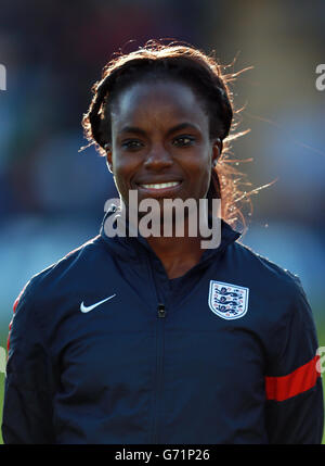 Die Engländerin Eniola Aluko während des FIFA 2015 Frauen-Weltcups, des Qualifying-Spiels der Gruppe sechs im Greenhous Meadow Stadium, Shrewsbury. Stockfoto