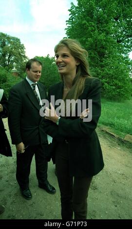 Jemima Goldsmith bei ihrem Haus in Surrey, nachdem angekündigt wurde, dass sie den ehemaligen pakistanischen Cricket-Kapitän Imran Khan heiraten wird. Stockfoto