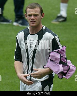 Der englische Wayne Rooney während einer Trainingseinheit auf dem Spielfeld des Estadio da Luz vor dem morgigen EM 2004-Viertelfinale gegen Portugal. Stockfoto