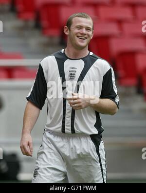 Der englische Wayne Rooney während einer Trainingseinheit auf dem Spielfeld des Estadio da Luz vor dem morgigen EM 2004-Viertelfinale gegen Portugal. Stockfoto