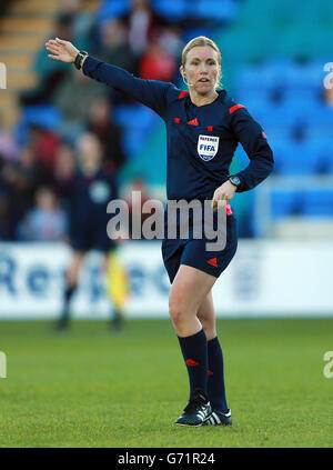 Schiedsrichter Runa Kristin Stefansdottir während der FIFA 2015 Frauen-Weltmeisterschaft, Gruppe sechs Qualifying Spiel im Greenhous Meadow Stadium, Shrewsbury. Stockfoto