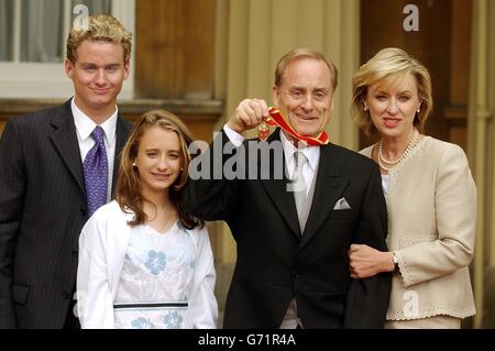 Sir Harold Evans im Buckingham Palace in London, mit seiner Frau Tina Brown und ihren Kindern George, 18 und Isabel, 13, nachdem er vom Prinz von Wales wegen Verdienste um den Journalismus zum Ritter geschlagen wurde. Sir Harold, der Sohn eines Eisenbahnarbeiters, stieg durch die Reihen auf, um Herausgeber des Northern Echo zu werden, und war für die Sunday Times verantwortlich, als sie über die Wirkung des Medikaments Thalidomid auf Schwangere berichtete. Stockfoto