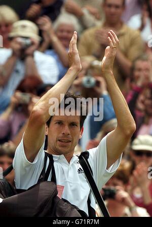 Der Großbritanniens Tim Henman applaudiert seinen Anhängern, nachdem er sein Spiel gegen den Schweizer Ivo Heuberger bei den Lawn Tennis Championships in Wimbledon, London, gewonnen hat. Henman gewann das Spiel in geraden Sätzen 7:5/6:3/6:2. 26/06/2004: Tim Henman, der einer der Stars sein wird, der die olympische Flamme auf einer 31 Meilen langen Reise durch London am Samstag, dem 26 2004. Juni tragen wird. NUR FÜR REDAKTIONELLE ZWECKE, KEINE VERWENDUNG VON MOBILTELEFONEN. Stockfoto