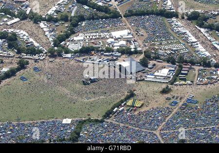 Eyriel Blick auf Tausende von Musikliebhabern, auf der diesjährigen Glastonbury Festival auf der Worthy Farm Website in Pilton. Stockfoto