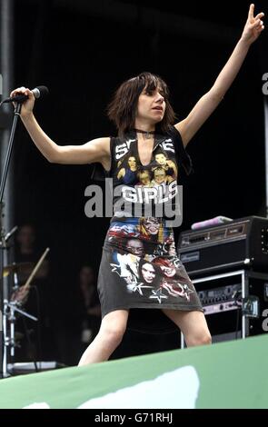 Sänger PJ Harvey tritt live auf der Pyramid Stage während des Glastonbury Festivals auf, das auf der Worthy Farm in Pilton, Somerset, stattfindet. Stockfoto