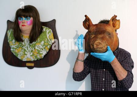 Michelin-Sternekoch Kevin Thornton hält einen Schweinekopf aus seiner Installation „Pig Heads in Poitin“ neben einem satirischen Sel-Portrait mit dem Titel „Obeast“ der US-Künstlerin Rachel Herrick während einer Pressepremiere von Fat: Es ist köstlich, ein kostenloses Labor in der Galerie, das das gute, das schlechte und die Schönheit des Fettes in der Science Gallery am Trinity College erforscht. Stockfoto