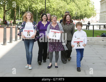 Krankenschwestern und Familie des Ersten Weltkriegs Krankenschwester Edith Cavell (von links nach rechts) Pip Smith, Rosanne Kirk, Helen Peyton, Sheffield Stadtrat Siooned-Mair Richards (die die Petition gestartet), Jane Peyton und Kit Smith liefern eine 100,000 starke Petition an HM Treasury, London, Aufruf, dass sie auf einer &pound;2-Münze erinnert wird, um den 100. Jahrestag des Ersten Weltkriegs zu begehen. Stockfoto