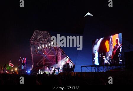 Oasis spielt live auf der Bühne während des Glastonbury Festivals, das auf der Worthy Farm in Pilton, Somerset, stattfindet. Stockfoto