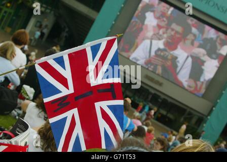 Tim Henman Fans auf Henman Hill bei den Wimbledon Lawn Tennis Championships. Tim Henman spielt vor dem Mittelgericht gegen den Marokkaner Hicham Arazi. Stockfoto