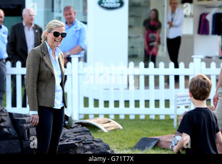 Gräfin von Wessex genießt die ferngesteuerten Autos auf dem Land Rover Experience Stand mit ihrem Sohn James, Viscount Severn, auf der Royal Windsor Horse Show im Windsor Castle, London. Stockfoto