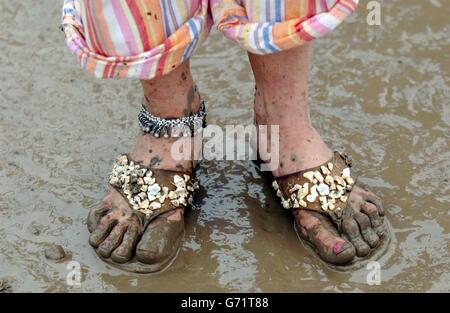 Regen in Glastonbury. Festivalbesucher trotzen dem Regen während des Glastonbury Festivals, das auf der Worthy Farm in Pilton, Somerset, stattfindet. Stockfoto