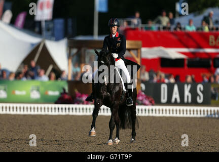 Die britische Charlotte Dujardin auf der Uthopia tritt beim Grand Prix de Dressage bei der Royal Windsor Horse Show im Windsor Castle, London, an. Stockfoto