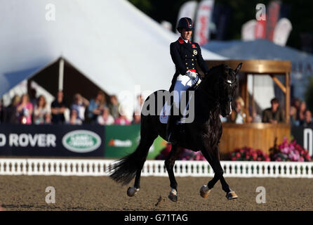 Die britische Charlotte Dujardin auf der Uthopia tritt beim Grand Prix de Dressage bei der Royal Windsor Horse Show im Windsor Castle, London, an. Stockfoto