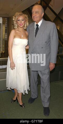 DIE US-Sängerin Christina Aguilera und Harrods-Chef Mohammed Al Fayed eröffnen den Summer Sale im weltberühmten Kaufhaus in Knightsbridge, London. Stockfoto