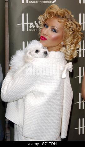 DIE US-Sängerin Christina Aguilera und Bichon Frise, Lucy, eröffnen offiziell den Harrods Summer Sale im weltberühmten Kaufhaus in Knightsbridge, London. Stockfoto