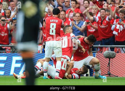 Fußball - FA Cup - Finale - Arsenal gegen Hull City - Wembley Stadium. Aaron Ramsey (am Boden) von Arsenal feiert das dritte Tor seiner Mannschaft mit seinen Teamkollegen Stockfoto