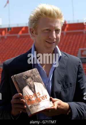 Der ehemalige Wimbledon-Champion Boris Becker präsentiert seine Autobiographie "Boris Becker The Player" im Queen's Club, London. Stockfoto