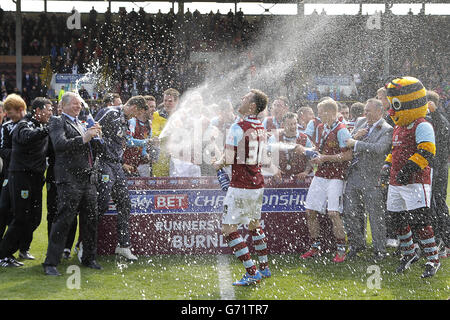 Fußball - Sky Bet Championship - Burnley gegen Ipswich - Turf Moor. Die Spieler und Mitarbeiter von Burnley feiern die Beförderung und erreichen nach dem Spiel Burnley gegen Ipswich in Turf Moor 2014 Nächstplatzierte Stockfoto