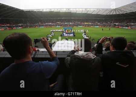 Fußball - Barclays Premier League - Swansea City / Aston Villa - Liberty Stadium. Die Fans fotografieren die beiden Mannschaften, die sich vor dem Anpfiff anstellen Stockfoto