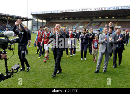 Fußball - Sky Bet Championship - Burnley gegen Ipswich - Turf Moor. Nach dem Spiel Burnley gegen Ipswich bei Turf Moor führt Sean Dyche, Manager von Burnley, die Spieler auf dem Spielfeld an Stockfoto