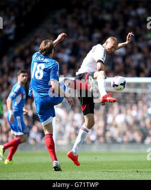 Fulhams Brede Hangeland (rechts) und Nikica Jelavic (links) von Hull City kämpfen um den Ball Stockfoto