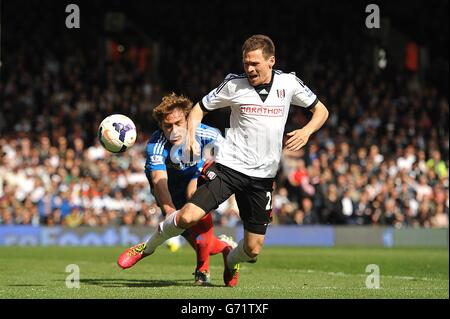 Fußball - Barclays Premier League - Fulham gegen Hull City - Craven Cottage. Fulhams Sascha Riether (rechts) und Hull Citys Nikica Jelavic (links) kämpfen um den Ball Stockfoto