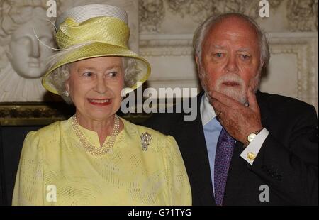 Die britische Königin Elizabeth II. Mit Lord Attenborough, Präsident der Royal Academy of Dramatic Art (RADA), bei einem Mittagessen im Mansion House, City of London, um das hundertjährige Jubiläum der weltberühmten Schauspielschule zu feiern. Die Königin traf auch RADA-Alumni, darunter Jonathan Pryce und Imogen Stubbs. Stockfoto