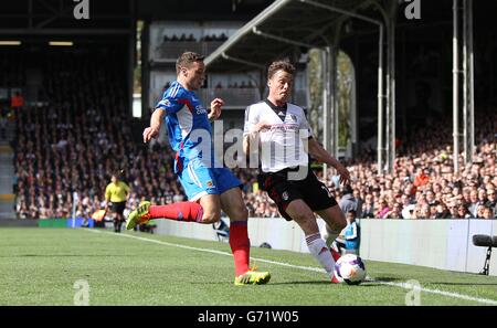 Scott Parker von Fulham (rechts) und James Chester von Hull City (links) kämpfen um den Ball Stockfoto