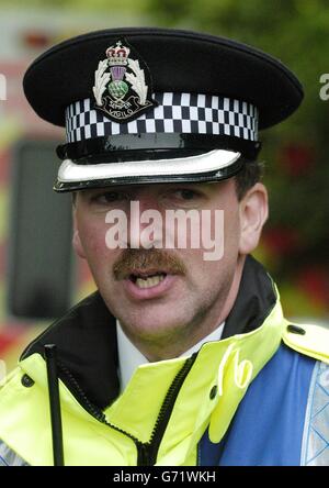 Inspektor Donald Jenks von Fife Constabulary unterweist die Medien am Eingang zum geheimen Bunker in Scotlands (der ehemalige Atomkrieg der Regierung, H.Q, tief im Untergrund versteckt). In den frühen Morgenstunden ist ein Mann in den Bunker eingebrochen, der jetzt eingerissen ist. Stockfoto