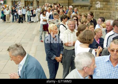 Vor dem Gericht in Rennes, Frankreich, stehen die Leute Schlange und warten auf Sitze, um den zweiten Tag des Caroline-Dickinson-Prozesses zu beobachten. Stockfoto