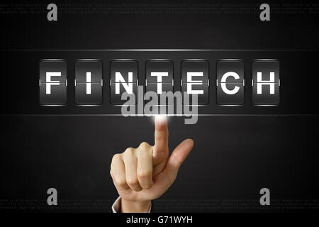 Unternehmen der Hand schieben Fintech oder Finanztechnologie auf Flipboard Display Stockfoto