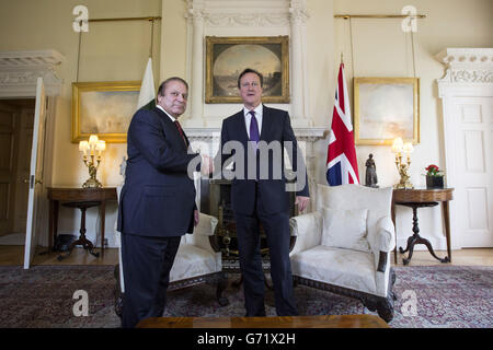 Premierminister David Cameron und der pakistanische Premierminister Muhammad Nawaz Sharif (links) treffen sich im Weißen Saal der Downing Street 10 in London. Stockfoto